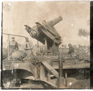 Soldats français près d'un canon
